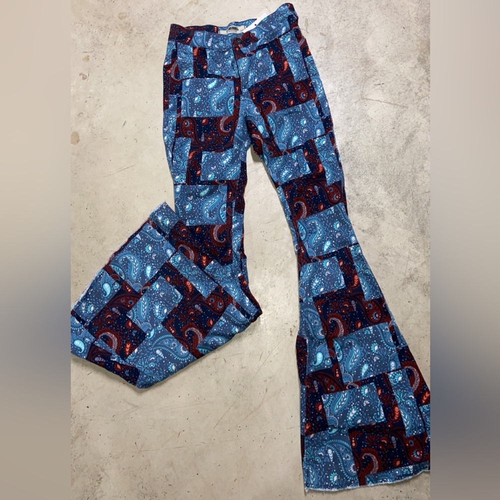 Rock & Roll Cowgirl Women’s Paisley Patch Work Print Bell Bottom Jeans NEW